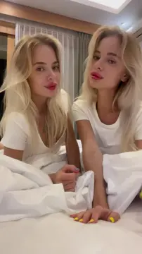 twins kissing... girlskissing